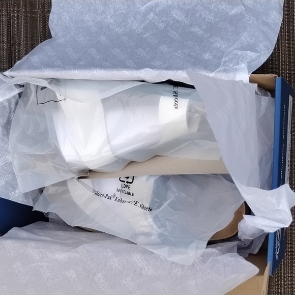 White Mountain White and Tan Footbed Sandals. Size 8. New In The Box. - Picture 4 of 4